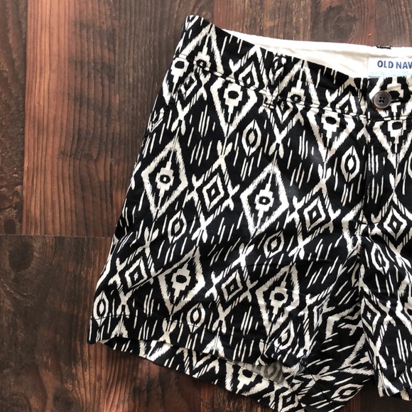 Old Navy Black and White Printed Chino Shorts - Picture 3 of 9